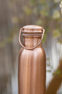 Nahaufnahme des Kupfer-Schraubverschlusses und Flaschenhalses der Kopero Wasserflasche Glatt