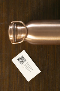 Kopero Kupfer-Wasserflasche Glatt von oben mit Dankeskarte und QR-Code für die Anleitung