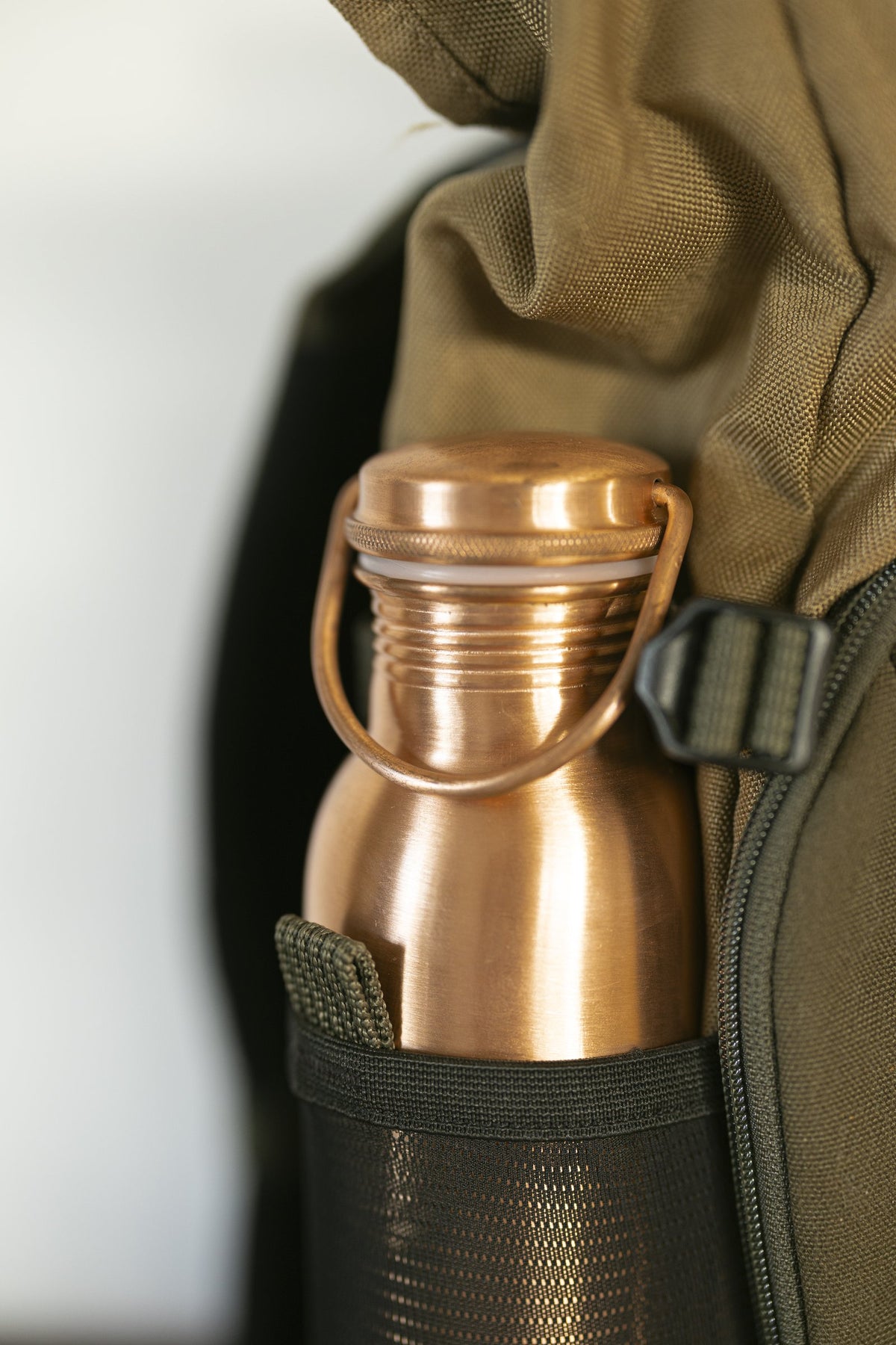 Kopero Kupferflasche Glatt im Flaschenfach eines Rucksacks