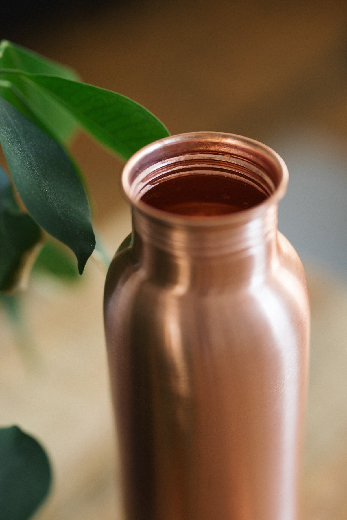 Kopero Kupferflasche Glatt, Nahaufnahme des offenen Halses und des Kupfers an der Innenseite