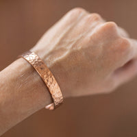 Kopero Premium Kupferarmband Gehämmert, Hammerschlagstruktur auf Kupfermanschette am Handgelenk