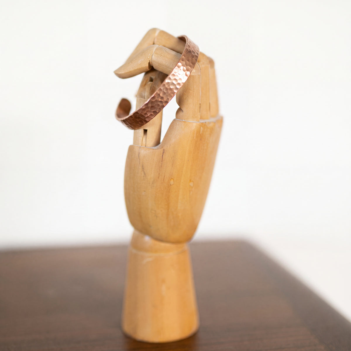 Kopero Premium Kupferarmband Gehämmert, flache gehämmerte Manschette auf hölzerner Schmuckhand