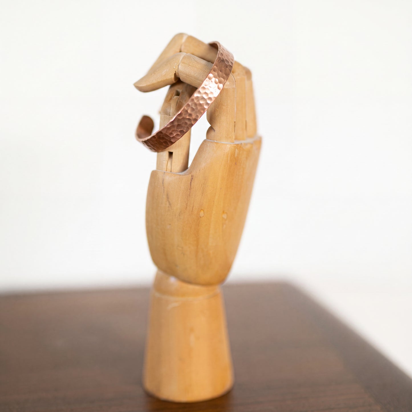 Kopero Premium Kupferarmband Gehämmert, flache gehämmerte Manschette auf hölzerner Schmuckhand