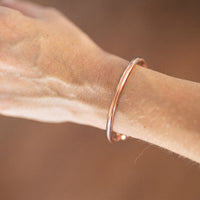 Kopero Premium Kupferarmband Rund, Detailaufnahme der glatten runden Manschette auf der Haut