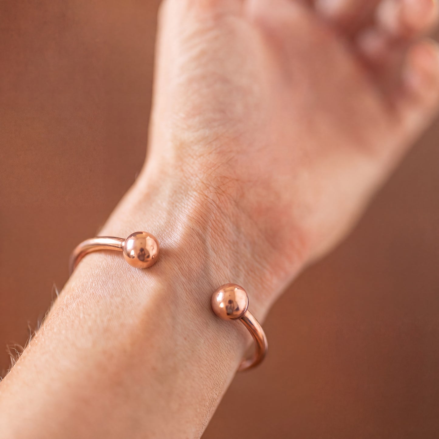Kopero Premium Kupferarmband Rund, Nahaufnahme der offenen Enden mit runden Kugeln