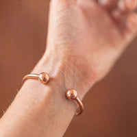 Kopero Premium Kupferarmband Rund, Nahaufnahme der offenen Enden mit runden Kugeln