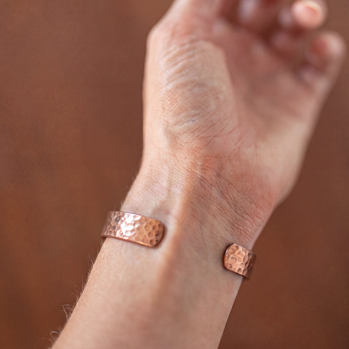 Kopero Premium Kupferarmband Gehämmert, Detailaufnahme der offenen Enden der gehämmerten Manschette