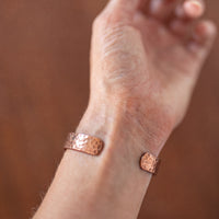 Kopero Premium Kupferarmband Gehämmert, Detailaufnahme der offenen Enden der gehämmerten Manschette